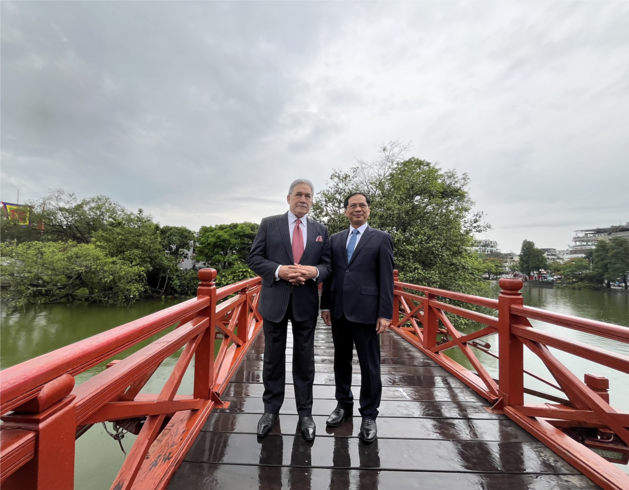 Phó thủ tướng, Bộ trưởng ngoại giao New Zealand thăm đền Ngọc Sơn và uống cà phê cùng Bộ trưởng Bùi Thanh Sơn (05/6/2024)
